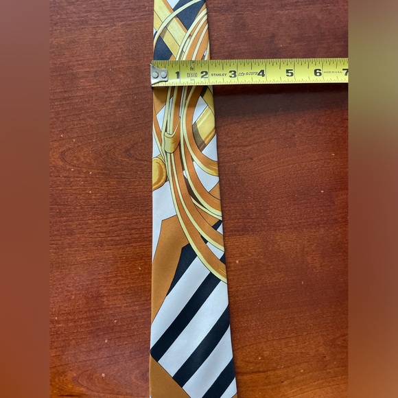 Hermes Men’s tie 100% silk in gold, white, gray and black pattern. - Picture 8 of 8